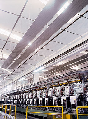 Pannelli radianti a soffitto Arbonia durante l'utilizzo (capannone industriale)
